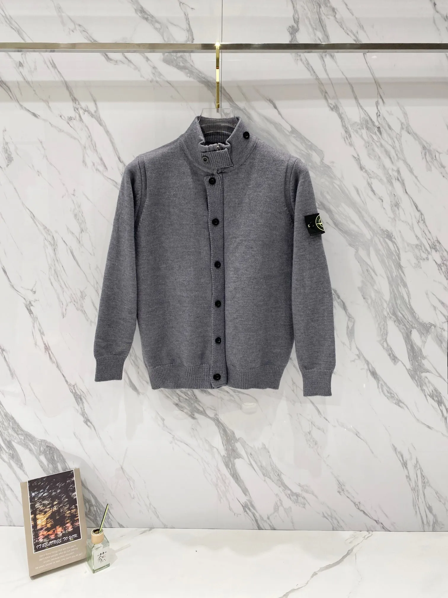 P270 Stone Island Cotton-wool blended knitted zipper button sweater cardigan (couple style) Color: Black Gray Off-white Size: M～XL M: Clothing length 68 Bust 110 Sleeve length 57 L: Clothing length 70 Bust 116 Sleeve length 58 XL: Clothing length 72 Bust 120 Sleeve length 59